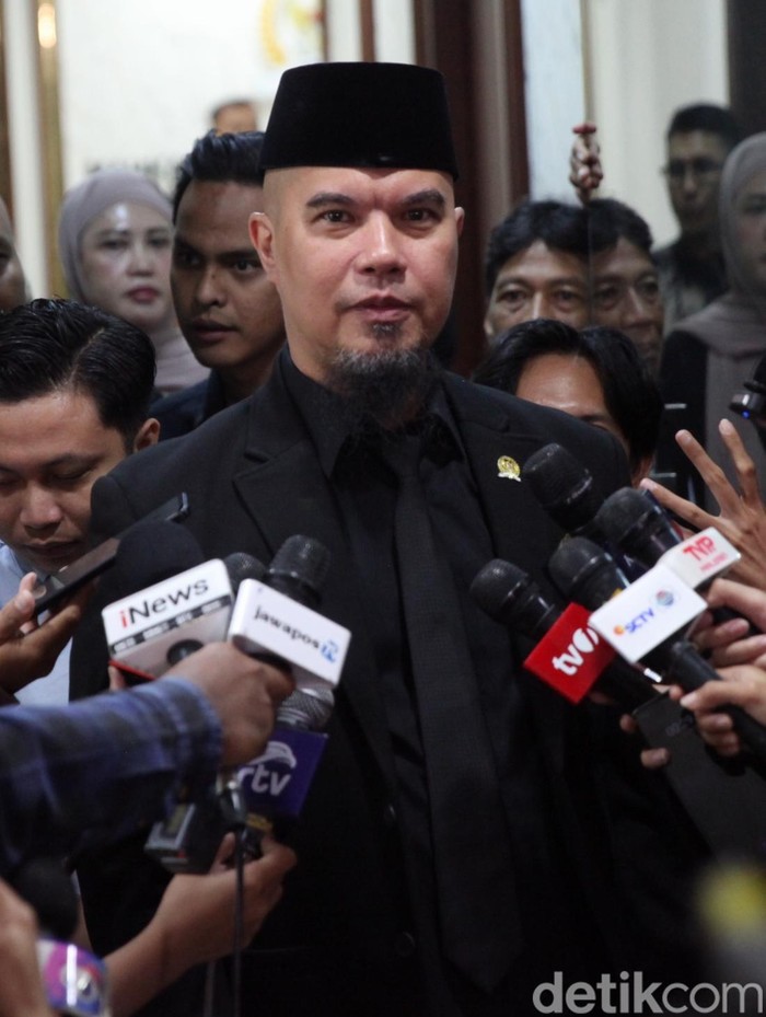 Lita Gading tersenyum saat merespons laporan Ahmad Dhani